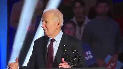 Pour dénoncer leurs conditions de vie, des agriculteurs se déshabillent dans un magasin