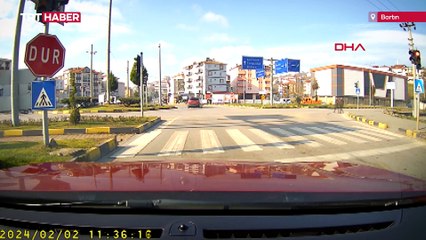 Otomobilin kapısı açılınca çocuk yola düştü