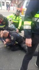 Así reduce brutalmente la policía local de Logroño a un agricultor con la técnica del 'mataleón'