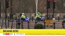 Le roi Charles III a été aperçu en voiture avec Camilla quittant Clarence House. Il s'agit de la première apparition en public du roi à Londres depuis l'annonce de son cancer.