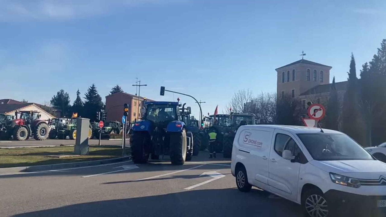 El caos de los coches al no poder pasar a la Avenida Salamanca y tener que ser desviados