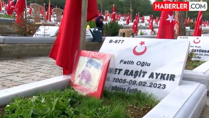 Depremde kaybettiği yakınlarını mezarları başında andı
