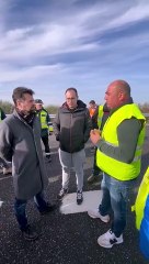 Luis Tudanca, atrapado por los atascos de la tractorada, discute con algunos agricultores