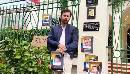 Representante a la cámara se encadena en protesta pacífica