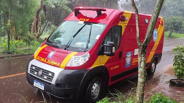 Homem bate a cabeça ao cair de escada no Cascavel Velho