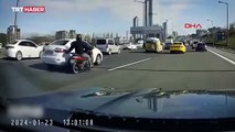 Motociclista que risca carro em andamento acaba por no prestar ateno  estrada e tem acidente