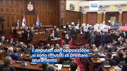 Serbia, l'opposizione protesta durante la prima sessione del Parlamento: "Elezioni rubate"