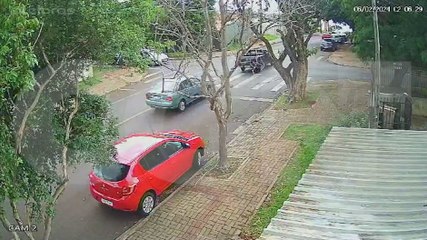 Câmera registra motociclista sendo violentamente atingido por caminhonete