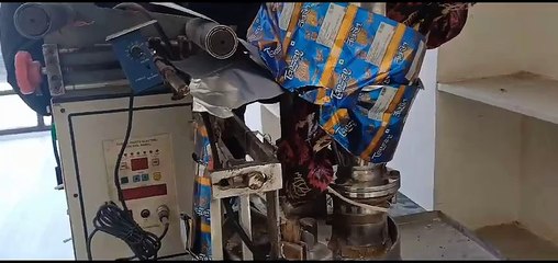 तस्कर की तलाश में छापा मारा, ​शिक्षक चाचा के घर गुटखा फैक्ट्री पकड़ी