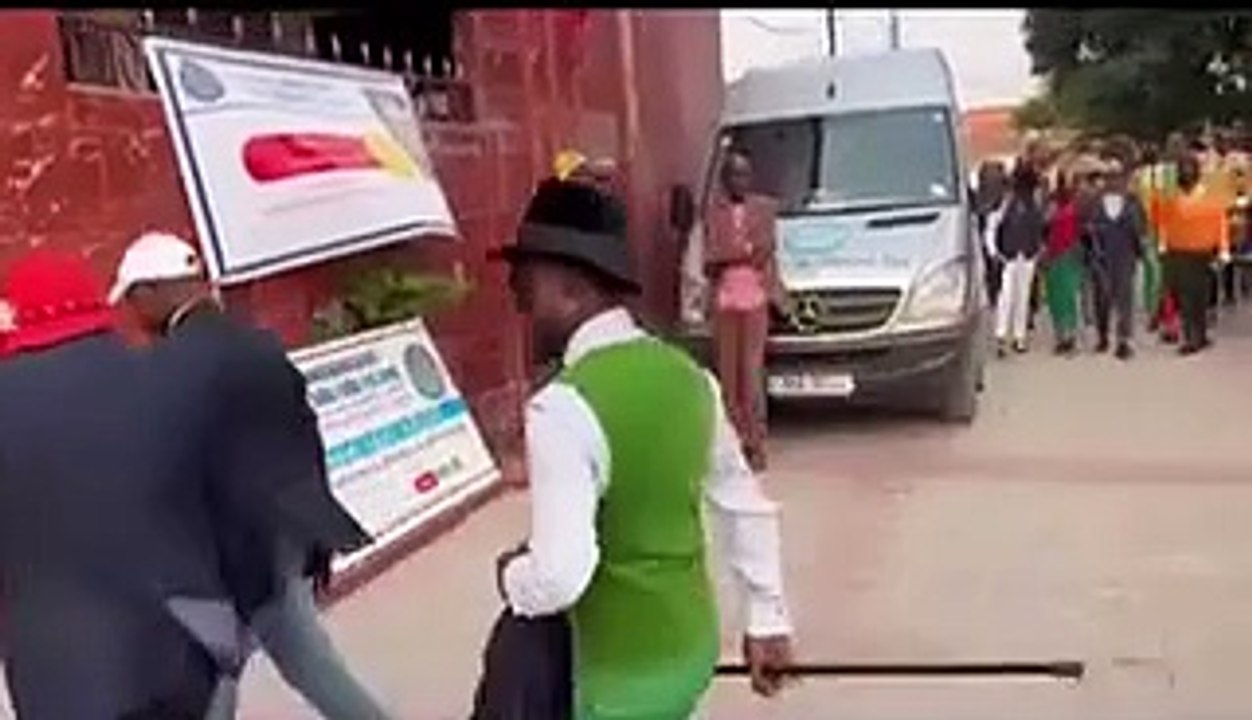 #Insolite #Can2023 Côte d'Ivoire  - RD Congo , le choc du dernier carré de la Coupe d'Afrique des nations 2024 entre les #Léopards et le pays hôte se déroulera mercredi 7 février à 21h.   En attendant, les #Sapeurs débarquent #cotedivoire #CongoRDC