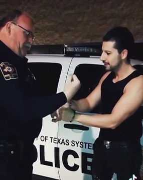 Il montre à ce policier qu'il peut retirer des menottes en quelques secondes !