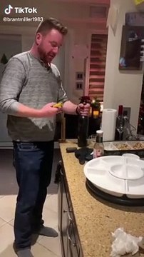 Il réussit à ouvrir sa bouteille de vin avec une vis mais n'avait pas prévu ça