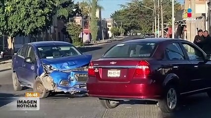 Choque entre dos vehículos provoca caos vial en Guadalajara