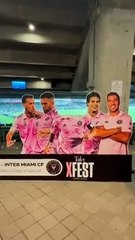 Un fan de Hong Kong patea una pancarta de Messi