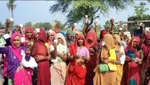 vdoराशन नहीं मिलने पर ग्रामीणों ने सड़क पर लगाया जाम