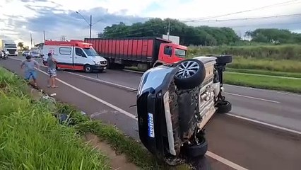 Condutor fica ferido após colisão contra picape e tombamento na PR-323 em Umuarama