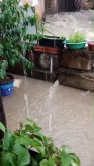 Vídeos mostram água da chuva invadindo casas na Vila Biquinhas, em BH