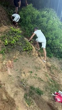 BNews Folia: Foliões sobem morro para ver Leo Santana no Pipoco