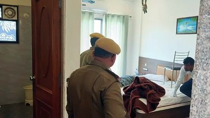 पत्नी की गला दबाकर की हत्या, फिर खुद हाथ की काटी नसें