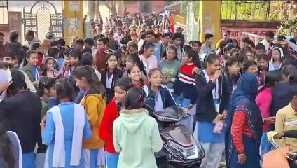 मुस्कुराते हुए परीक्षा केंद्र से निकलती छात्राएं