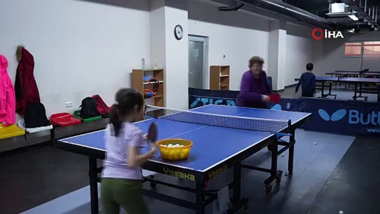77 yaşındaki ‘Dilek teyze’ masa tenisi oynamak için kendine rakip arıyor