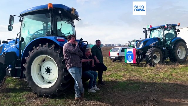 Italia, gli agricoltori si preparano a entrare a Roma: trattori alle porte della capitale