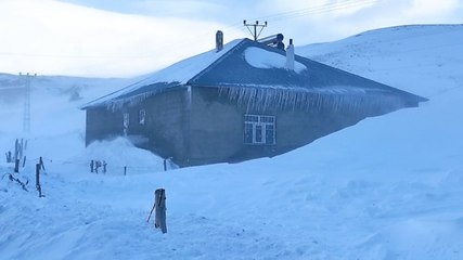 Video herunterladen: Van'ın 4 ilçesinde kar tatili... 199 yerleşim yerinin yolu kapandı