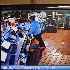 Funcionários de pizzaria impedem assalto com martelo e caixote do lixo