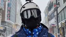 Ardahan'da yoğun kar yağışını fırsat bilip kayak yaptı