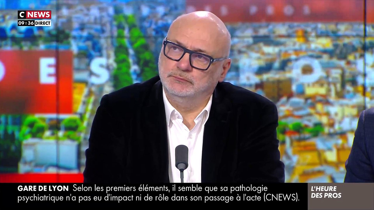 Pascal Praud dénonce le journal "Libération" qui ne consacre pas une ligne ce matin à l’hommage de la France aux victimes du Hamas: "C’est une honte ! Avant, c’était un grand journal" - Regardez