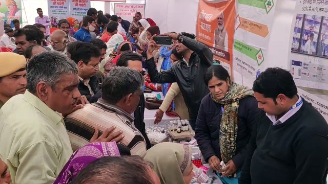 विकसित भारत संकल्प यात्रा शिविर का जिला कलेक्टर ने किया निरीक्षण