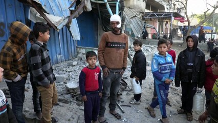 سكان غزة يتفقدون منازلهم المدمرة في رفح