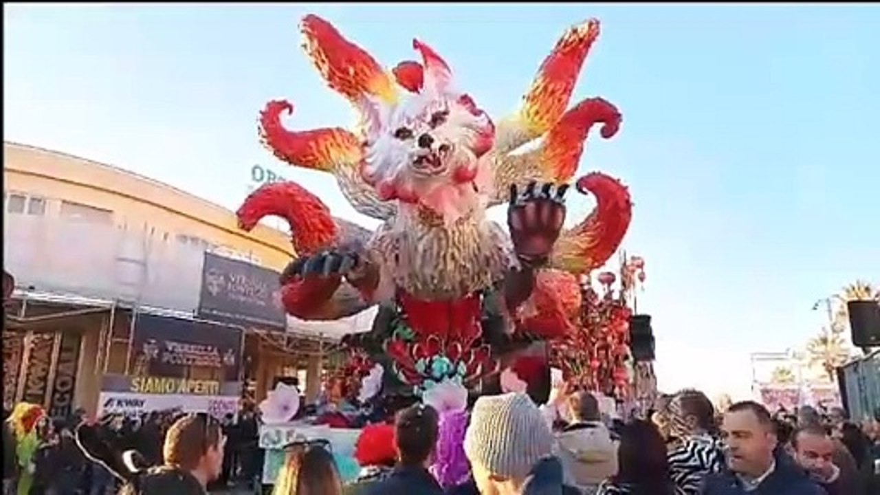 Viareggio, il Carnevale del gioved? grasso. In piazza Mazzini Elio e Rocco Tanica