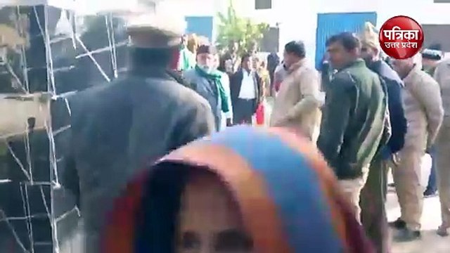 Video: गाली दी, गर्दन पकड़ी, घसीट कर ले गया थाने... बुजुर्ग से दारोगा की दबंगई का वीडियो वायरल