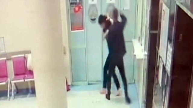 Hasta yakını, annesinin ölüm haberini veren kadın doktoru yumrukladı