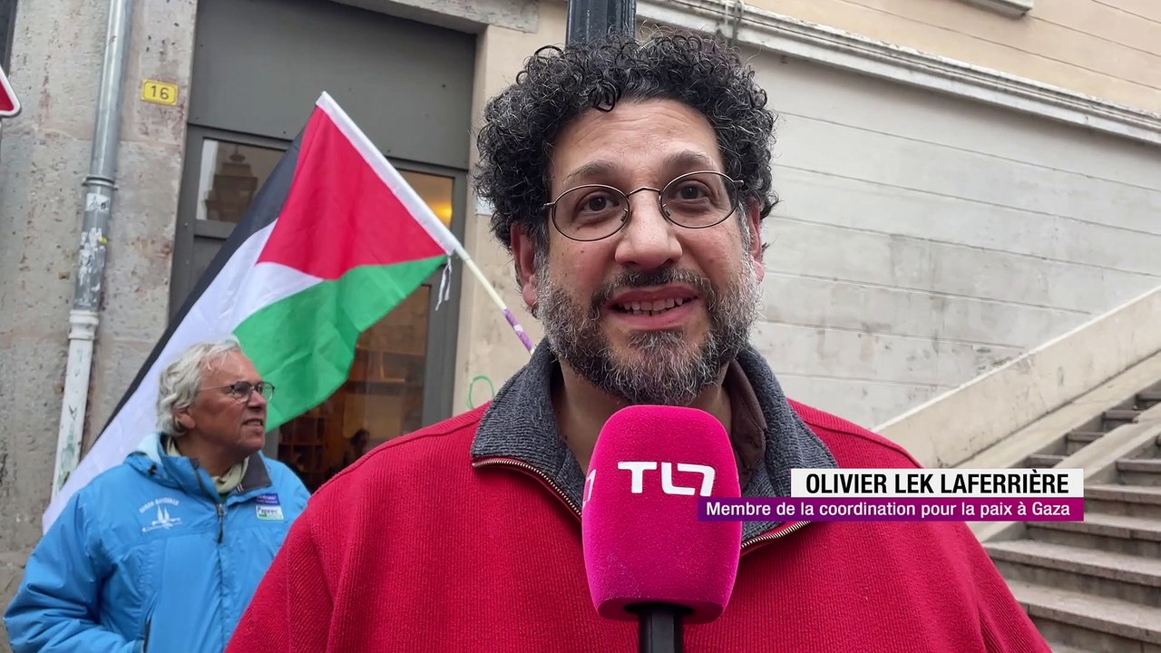 Les marches du Crêt de Roc décoré aux couleurs de la Palestine