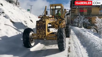 Bayburt'ta kardan kapanan yol açıldı