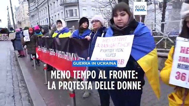 Militari al fronte per troppo tempo: le donne ucraine protestano davanti al Parlamento ucraino