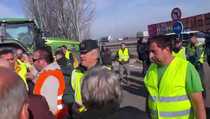 Se viralizan las imágenes de antidisturbios preparados para cargar contra la tractorada nacional