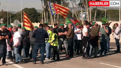 İspanya'da yolları barikatla kapatan çiftçiler, araba lastiği yaktı