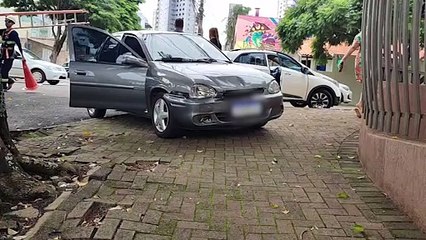 Corsa e HB20 ficam danificados em acidente no Centro