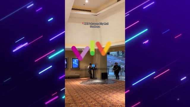 BYUUR! 'Air Terjun' dari Atap Bioskop Mall Surabaya