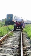 Se déplacer avec une table de pique nique sur une voie ferrée ?