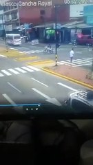 Este es el momento en el que un trufi impacta a una joven en su motocicleta