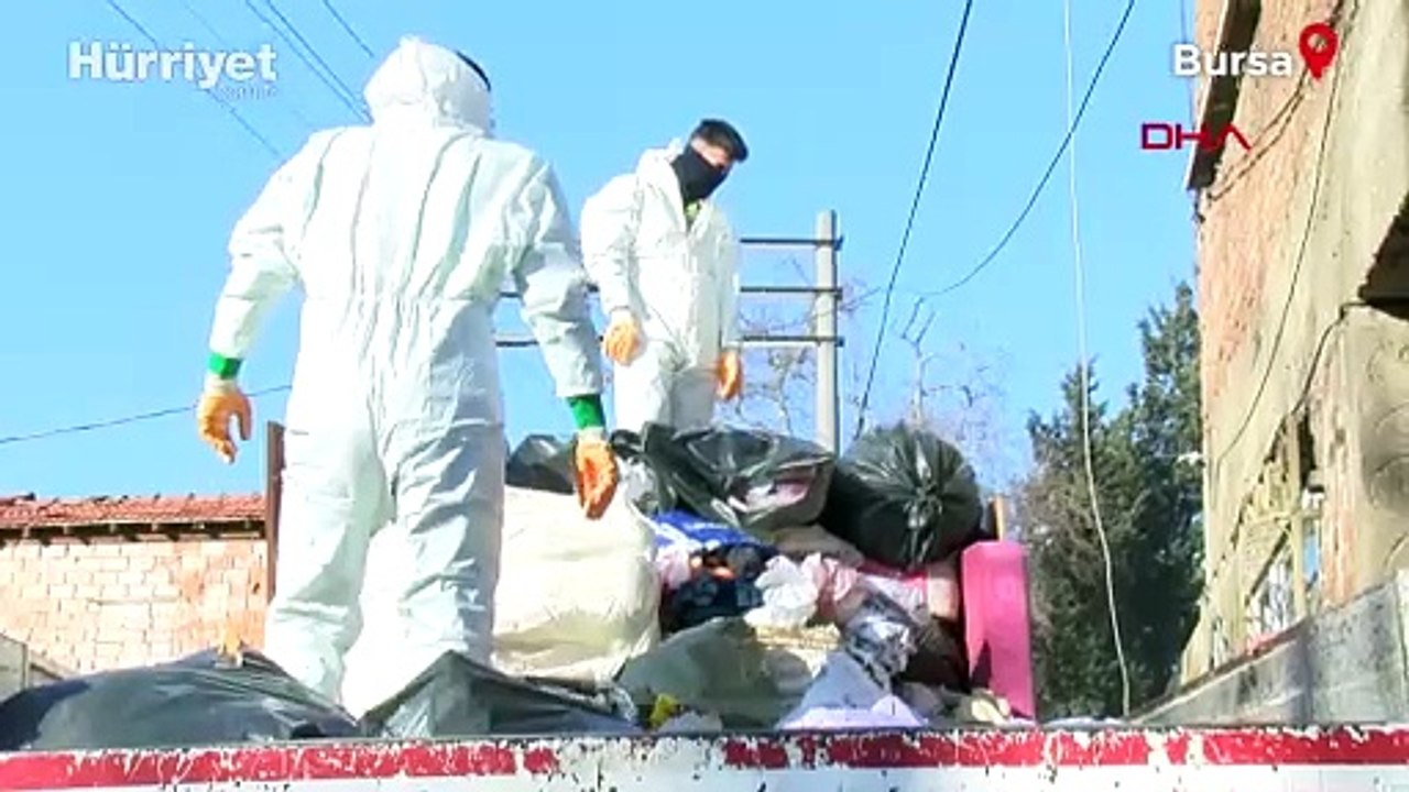 'Kötü koku' ihbarı yapılan evden 1 kamyon çöp çıkartıldı! 'Her şeyimi alıyorsunuz' diyerek kamyonun peşinden gitti