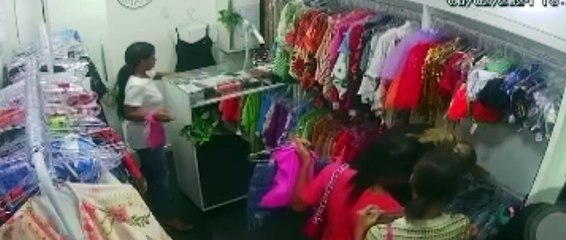 Mulher furta celulares após atendente ser 'emparedada' em shopping de Salvador