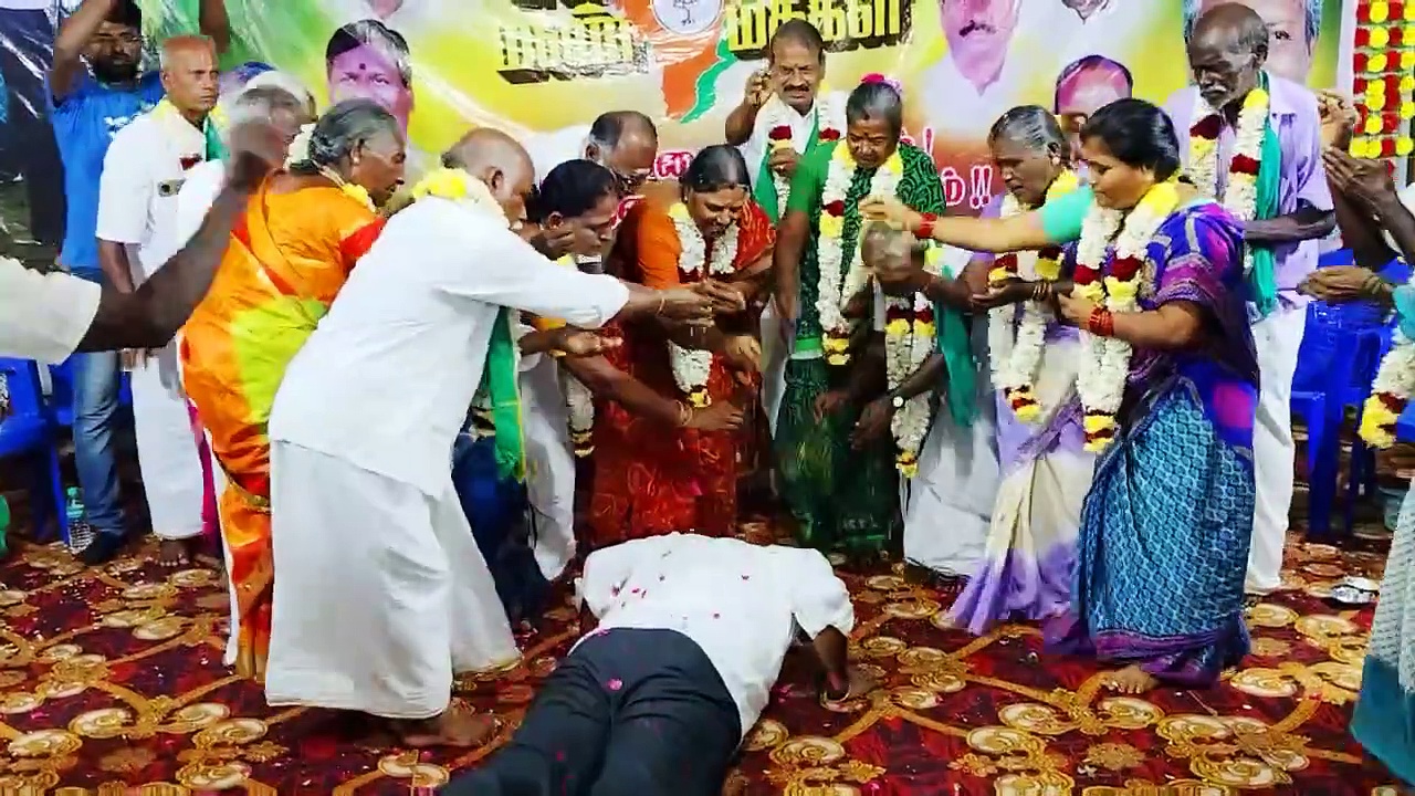 Annamalai: விவசாயிகளின் கால்களை கழுவி பாத பூஜை செய்த பாஜக தலைவர் அண்ணாமலை