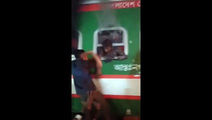 Lima orang tewas ketika kereta antar kota Benapole Express terbakar di Gopibagh, Bangladesh, menurut Dhaka Tribune.