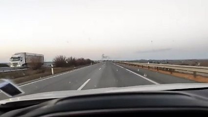 Los agricultores tiran bolas de fuego sobre la autopista como protesta