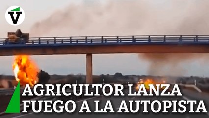 Un agricultor lanza material ardiendo desde un puente a la autovía en Navarra